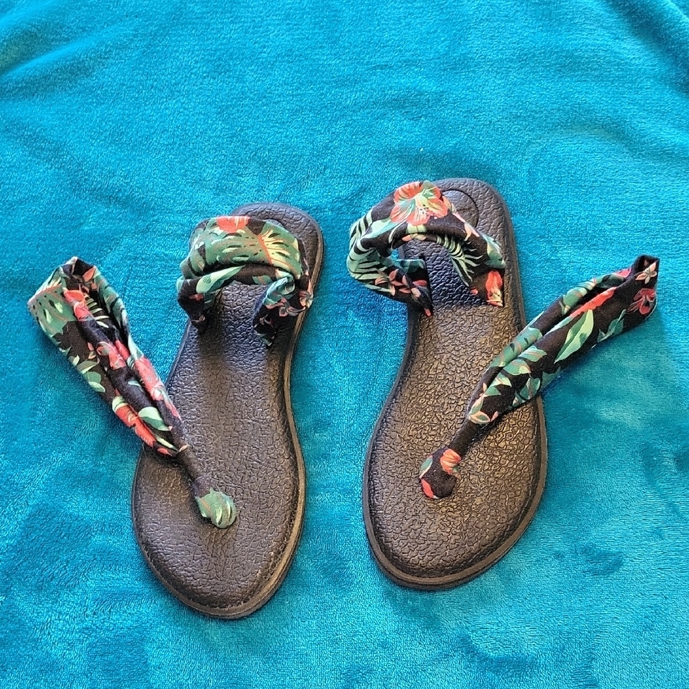 Sanuk Red and Green Floral Sandals NWOT Size 8 - Picture 3 of 6